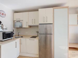 Kuchyň nebo kuchyňský kout v ubytování T2 4 pers - Terrasse et animaux admis - FR-1-857-43 + 3 fotografie