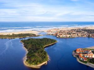 布科·莱斯白老城Appartement T2 avec piscine, parking - Vieux-Boucau - FR-1-857-41的水域中央的岛屿