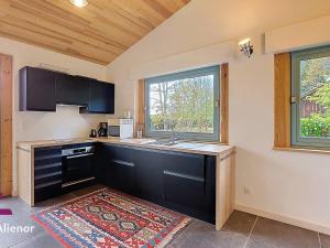 Nhà bếp/bếp nhỏ tại Villa à Messanges – 2 chambres – Cadre forestier - FR-1-857-44