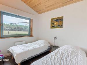 Giường trong phòng chung tại Villa à Messanges – 2 chambres – Cadre forestier - FR-1-857-44