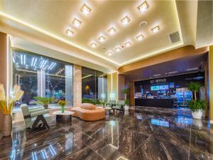 Yuechang'an Shanyin Hotel Lintong, Xi'an - 悦长安国际假日酒店 في شيان: لوبي فندق فيه منطقة انتظار