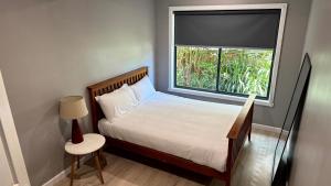 Ένα ή περισσότερα κρεβάτια σε δωμάτιο στο Coastal Retreat on Hazel