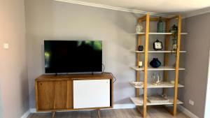 Μια τηλεόραση ή/και κέντρο ψυχαγωγίας στο Coastal Retreat on Hazel