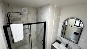 Ένα μπάνιο στο Coastal Retreat on Hazel +9 φωτογραφίες