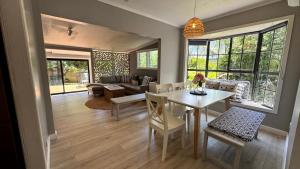 Χώρος καθιστικού στο Coastal Retreat on Hazel