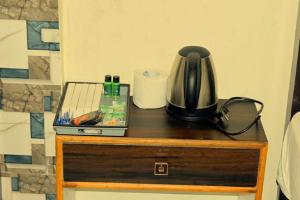 Příslušenství pro přípravu čaje a kávy v ubytování The Ayodhya Ji Palace