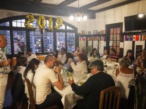 un gruppo di persone sedute ai tavoli di un ristorante di B&B Patrimonial Little Castle a Viña del Mar