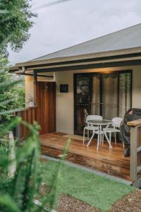 MudgeerabaNebesa的一个有桌子和椅子的木甲板 更多17张照片