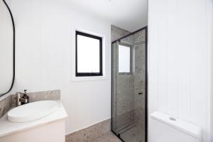 斯科茨海德Reflections Scotts Head - Holiday Park的带水槽和淋浴的白色浴室 更多55张照片