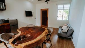 Brisas de ZicatelaAguamiel La Punta的客厅配有木桌和椅子