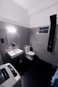 een badkamer met een wastafel en een toilet bij Ransara Resort in Dikwella +68 foto's