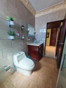 Ένα μπάνιο στο 3 Bed, 2 Bath, Hot Water, Apartment near the beach, in Bani +17 φωτογραφίες