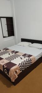 Un pat sau paturi într-o cameră la Wayanad homestay