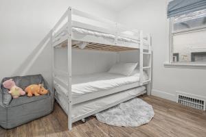 una camera per bambini con letto a castello e sedia di Blue Raptor Family-Friendly 3BR Private Yard a Drumheller