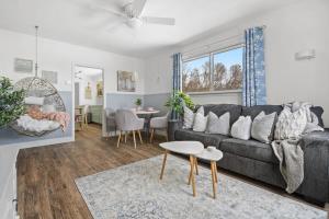 un soggiorno con un divano e un tavolo di Blue Raptor Family-Friendly 3BR Private Yard a Drumheller