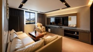 TV a/nebo společenská místnost v ubytování Golden Business Hotel