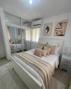 Ένα ή περισσότερα κρεβάτια σε δωμάτιο στο Stylish Luxe Apartment 10 mn to the Int Airport