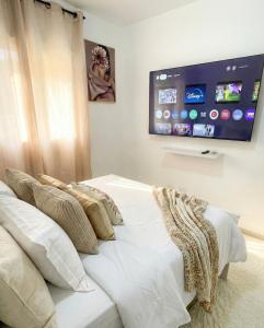 Μια τηλεόραση ή/και κέντρο ψυχαγωγίας στο Stylish Luxe Apartment 10 mn to the Int Airport