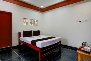 VadarevuHotel O Chirala Beach View Formerly Sea Shell Resort的房间里有一张床的卧室 更多23张照片