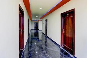 VadarevuHotel O Chirala Beach View Formerly Sea Shell Resort的空的走廊,有两扇门,铺着瓷砖地板