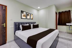 Ένα ή περισσότερα κρεβάτια σε δωμάτιο στο Hotel O Krishna Riverview Vijayawada Formerly Sikara