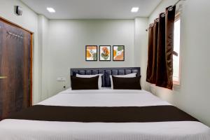 Ένα ή περισσότερα κρεβάτια σε δωμάτιο στο Hotel O Krishna Riverview Vijayawada Formerly Sikara