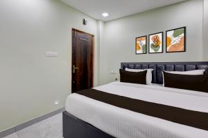 Ένα ή περισσότερα κρεβάτια σε δωμάτιο στο Hotel O Krishna Riverview Vijayawada Formerly Sikara