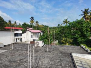 een dak van een huis met een apparaat erop bij Ransara Resort in Dikwella