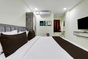 Μια τηλεόραση ή/και κέντρο ψυχαγωγίας στο Hotel O Krishna Riverview Vijayawada Formerly Sikara +20 φωτογραφίες