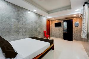 Voodi või voodid majutusasutuse Collection O Karumariamman Temple Thiruverkadu Formerly Sridevi Residency toas