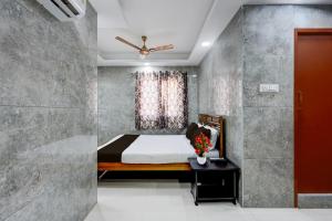 Postel nebo postele na pokoji v ubytování Collection O Karumariamman Temple Thiruverkadu Formerly Sridevi Residency