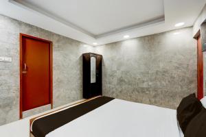 Postel nebo postele na pokoji v ubytování Collection O Karumariamman Temple Thiruverkadu Formerly Sridevi Residency + 23 fotografií