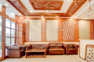 Posezení v ubytování Townhouse Oak Dehradun Court Formerly GK Residency