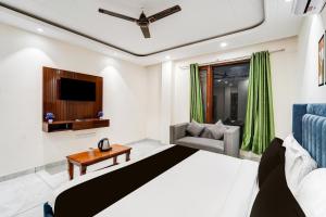 TV a/nebo společenská místnost v ubytování Super Townhouse Sector 102 Noida + 25 fotografií