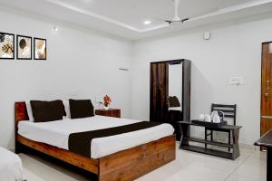 Ένα ή περισσότερα κρεβάτια σε δωμάτιο στο Collection O Mini Bypass Nellore Road Formerly AMR Guest Inn