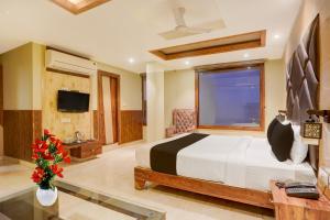 Μια τηλεόραση ή/και κέντρο ψυχαγωγίας στο Super Townhouse Oak Amity University Patna Formerly The Golden Crown