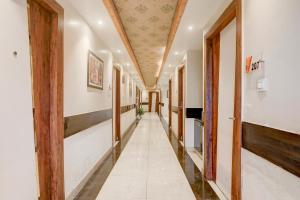 Μια τηλεόραση ή/και κέντρο ψυχαγωγίας στο Super Townhouse Oak Amity University Patna Formerly The Golden Crown