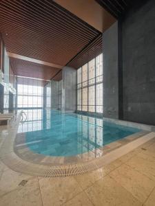 Una gran piscina con agua azul en un edificio. en Antara Genting by Enigma 2BR, High Floor, en Genting Highlands