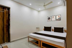 Giường trong phòng chung tại Hotel O Kadapa Bypass Road Formerly Sri Vasavee Grand