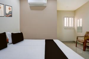 Giường trong phòng chung tại Hotel O Kadapa Bypass Road Formerly Sri Vasavee Grand +22 ảnh