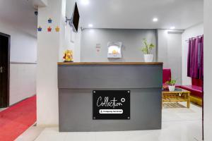 una zona reception di un salone con un bancone di Super Collection O Paithan Gate Formerly Rajlaxmi Executive ad Aurangabad