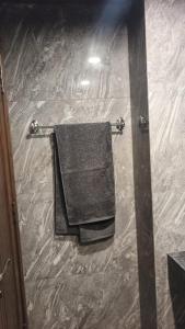 un asciugamano appeso a un portasciugamani in bagno di Executive 1-Bed Luxury Apartment with City View ! Zeta Mall Islamabad a Islamabad