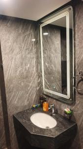 un bagno con lavandino e specchio di Executive 1-Bed Luxury Apartment with City View ! Zeta Mall Islamabad a Islamabad