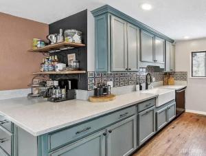 Η κουζίνα ή μικρή κουζίνα στο 3390 Pine Hill Road home