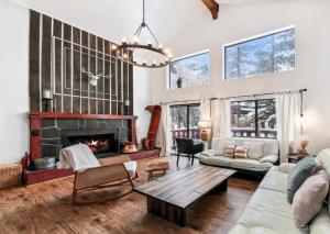 Χώρος καθιστικού στο 3390 Pine Hill Road home