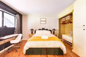 ein Schlafzimmer mit einem Bett und einem Schreibtisch in der Unterkunft 3390 Pine Hill Road home in Stateline