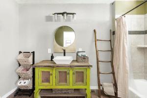 ein Badezimmer mit einem grünen Waschtisch und einem Spiegel in der Unterkunft 3390 Pine Hill Road home in Stateline