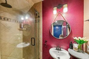 ein Badezimmer mit Waschbecken und Spiegel in der Unterkunft 3390 Pine Hill Road home in Stateline