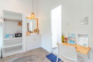 Un baño con lavabo y un escritorio con espejo. en Blauset Two, en General Luna