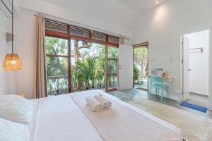 Un dormitorio con una cama grande con toallas. en Blauset Two, en General Luna